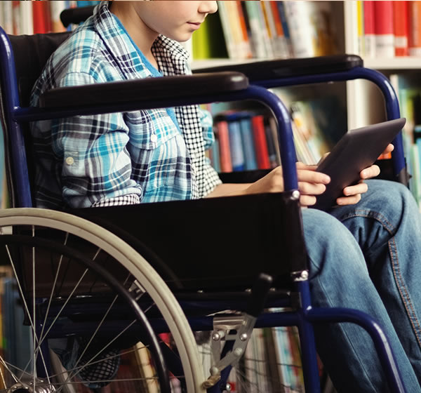 Persona en silla de ruedas viendo tablet